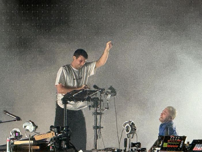 Fred Again.. e il live ibrido, tra rave e concerto Fred Again.. e il live ibrido, tra rave e concerto