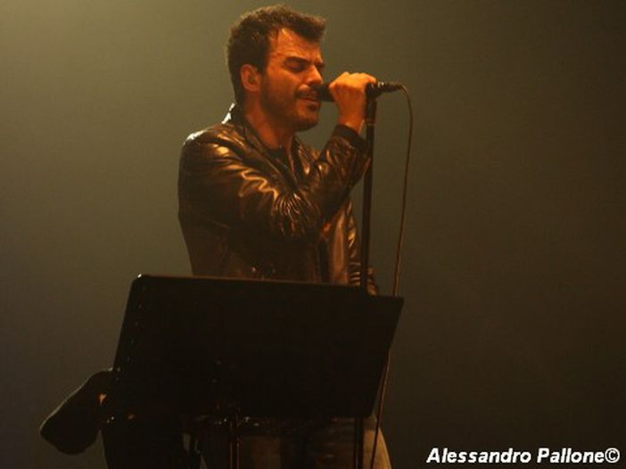 Francesco Renga, esce il singolo &#039;Nuova luce&#039; e il 28 aprile l&#039;album dal vivo: l&#039;ascolto di Rockol - TRACKLIST/COPERTINA