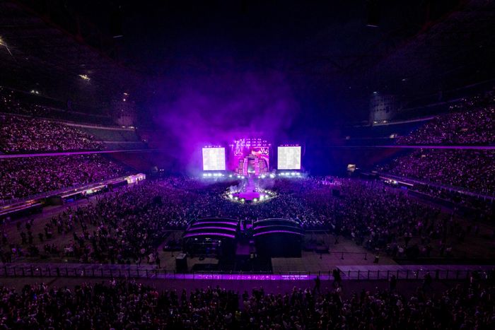 https://images.rockol.it/zUfbHb7v09tbSyVy-wfDwLjXj7o=/700x0/smart/rockol-img/img/foto/upload/foto-sfera-ebbasta-san-siro-24-giugno-2024-prandoni-05145.jpg