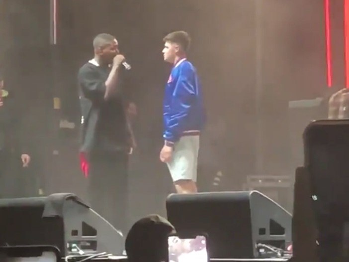 Fan si rifiuta di insultare Trump, il rapper lo 'processa' sul palco. Video Fan si rifiuta di insultare Trump, il rapper lo 'processa' sul palco. Video