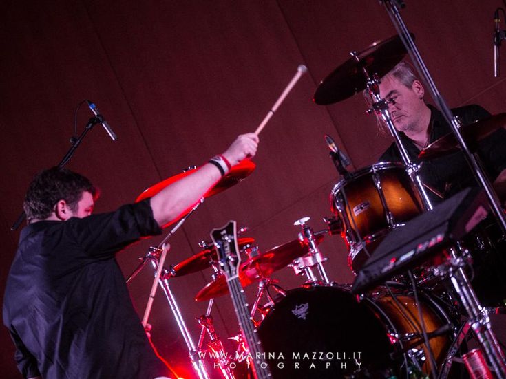 Peter Hook reinterpreta i Joy Division: 'Mi sono messo nei panni di Ian Curtis'